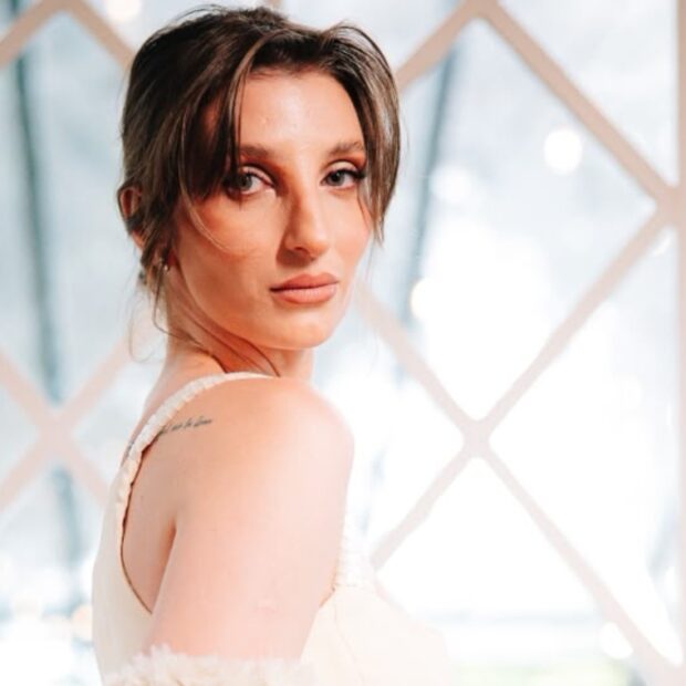 Gabie Fernandes se casou com Gabriel Vaccaro usando um vestido de Gloria Coelho encontrado em um brechó - Lali Moss