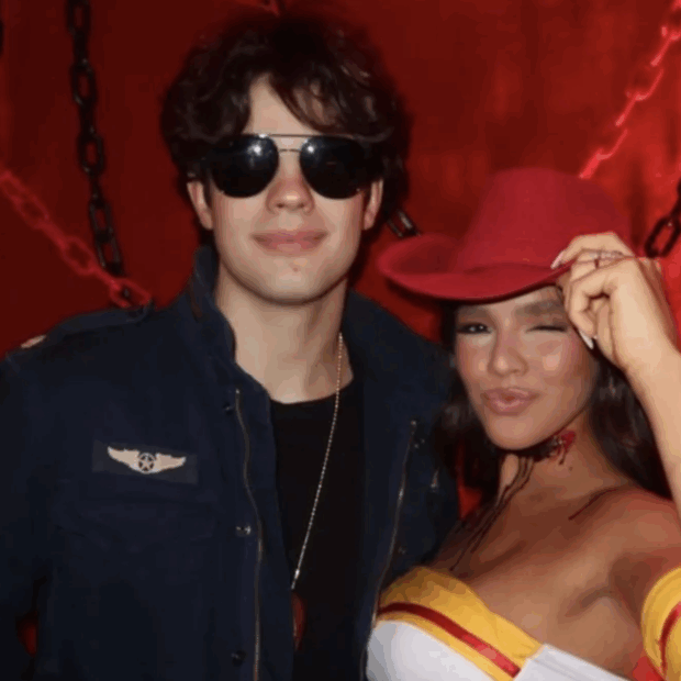Duda Guerra e Rodrigo Silva, filho de Faustão, apareceram abraçados em uma festa de Halloween em São Paulo.