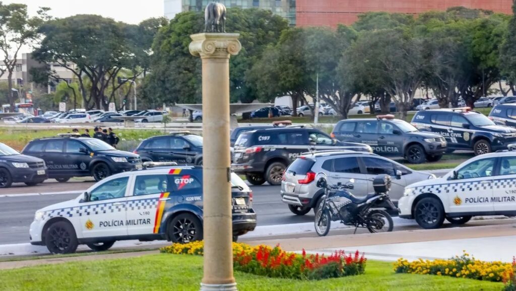 Policiais fazem a segurança no entorno da residência de Jair Bolsonaro em Brasília 
