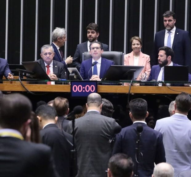 hugo motta a mesa do plenario da camara preside sessao que aprovou o novo licenciamento ambiental em 16 de julho de 2025 foto bruno spada agencia senado 1024x576