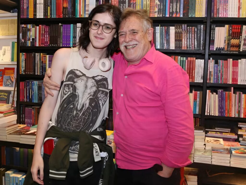 Bia, filha trans do ator, vive nos Estados Unidos e trabalha com desenvolvimento de games