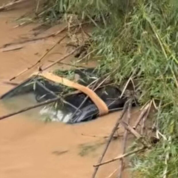 bombeiros resgatam corpo em carro arrastado pela chuva em pinhalzinho (sp)