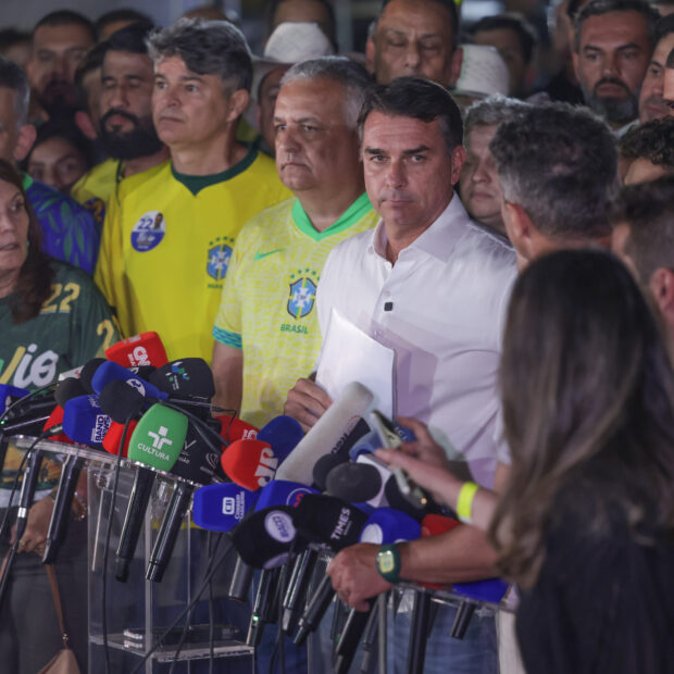 flávio bolsonaro fala com jornalistas após derrota no segundo