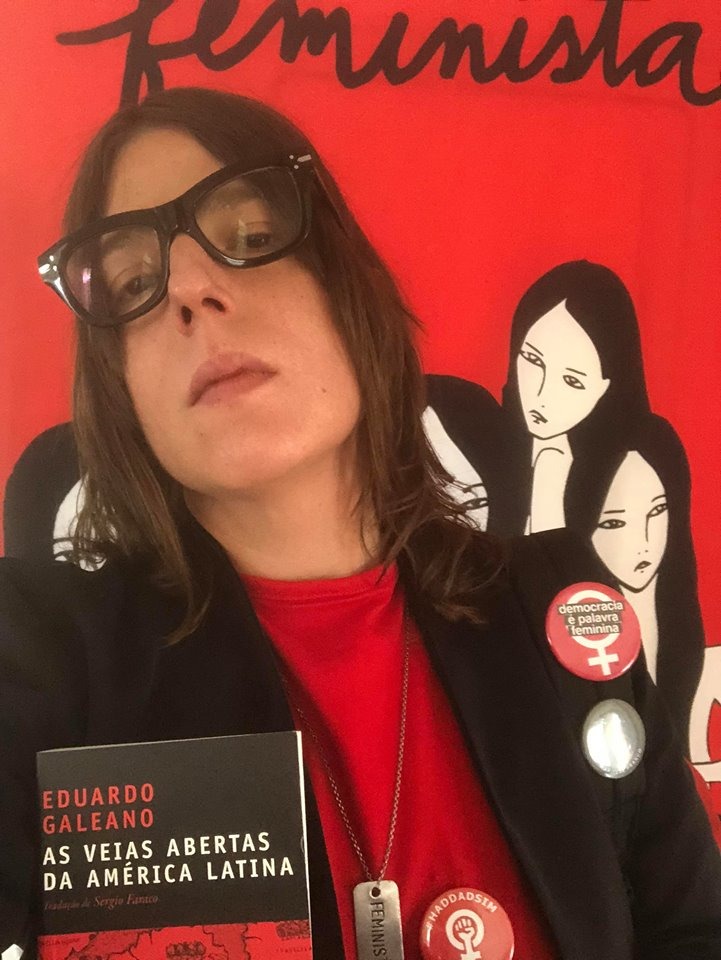 Camila Kfouri, filha do jornalista Juca Kfouri, construiu carreira como psicóloga, psicoterapeuta, produtora e DJ.