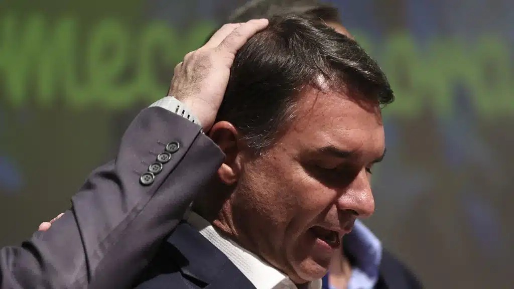 Aliados do senador negaram que ele tenha deixado o Brasil
