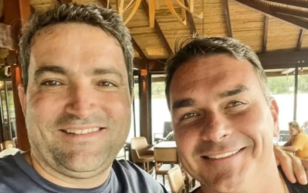Willer Tomaz e Flávio Bolsonaro aparecem juntos em imagem reproduzida pela imprensa 
