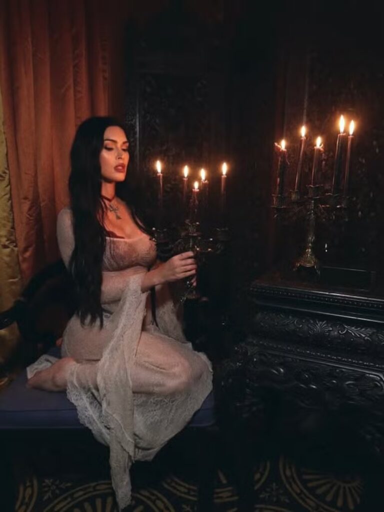 Atriz criou cenário gótico com velas, veludo e móveis antigos 
