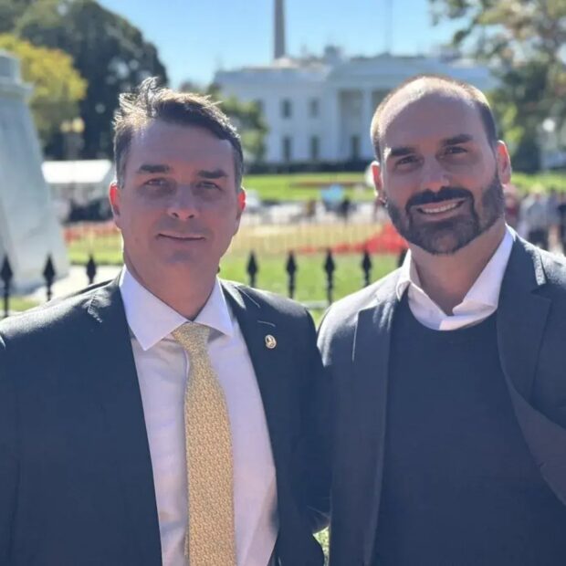 Eduardo e Flávio Bolsonaro aparecem juntos em registro feito nos Estados Unidos