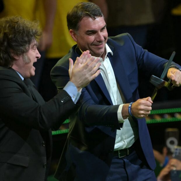 thumb milei flavio bolsonaro tesoura fa9e09d9 scaled