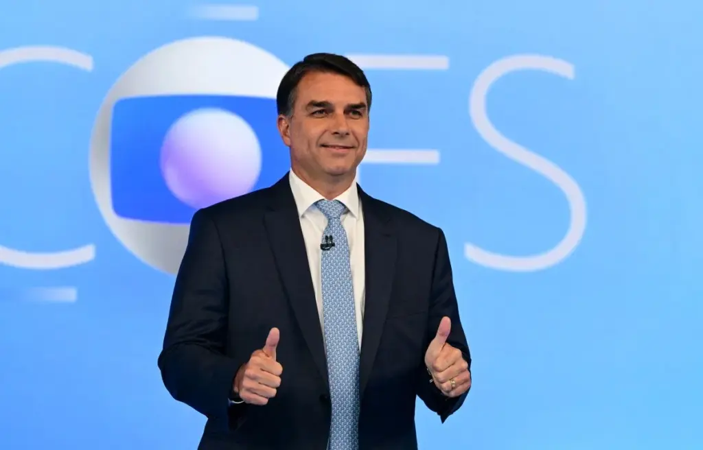 Flávio Bolsonaro foi citado pelo deputado Maurício Marcon em declarações sobre um suposto exílio político.