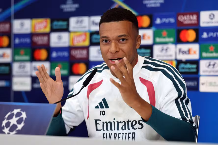 Kylian Mbappé teria divulgado um pedido público de desculpas após a repercussão de sua declaração sobre Mao Tsé-Tung