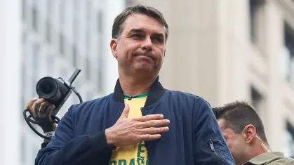 O relato sobre a viagem de Flávio Bolsonaro cita informações atribuídas à C5N, à AFP e à plataforma FlightAware.