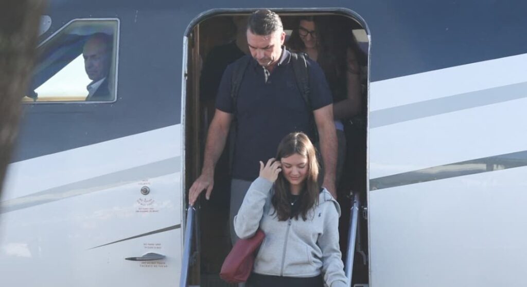 Imagens descritas na cobertura da CNN mostram Flávio Bolsonaro deixando uma aeronave de pequeno porte nos Estados Unidos.