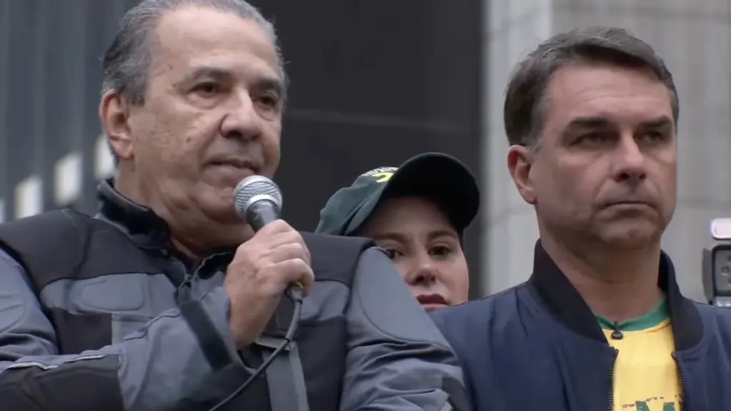 Silas Malafaia defendeu a saída de Flávio Bolsonaro do Brasil e questionou as críticas à decisão do senador.