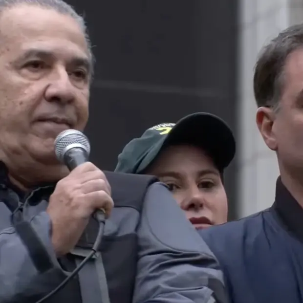 Silas Malafaia defendeu a saída de Flávio Bolsonaro do Brasil e questionou as críticas à decisão do senador.