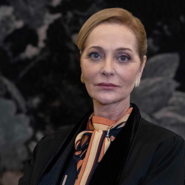 Alexandra Richter interpreta Teodora Tribiani, a grande vilã de Herdeira por Direito, Milionária por Vingança, nova produção vertical do Globoplay.