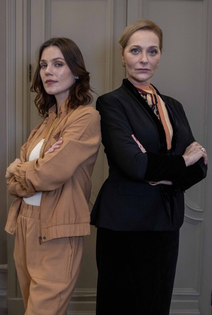 Na trama, Teodora, personagem de Alexandra Richter, arma um golpe contra a própria nora, Luísa, interpretada por Pâmela Tomé.