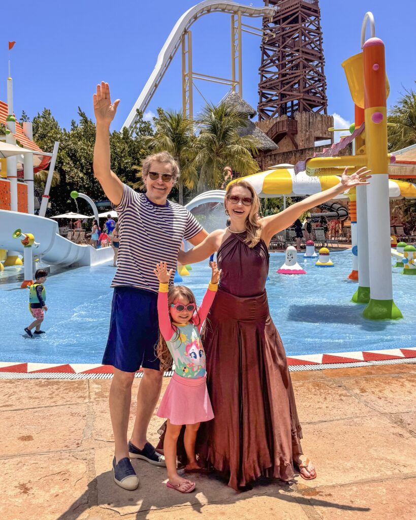Durante a viagem em família, Edson Celulari e Karin de Godoi conheceram atrações radicais do Aqua Park, incluindo o Surreal.