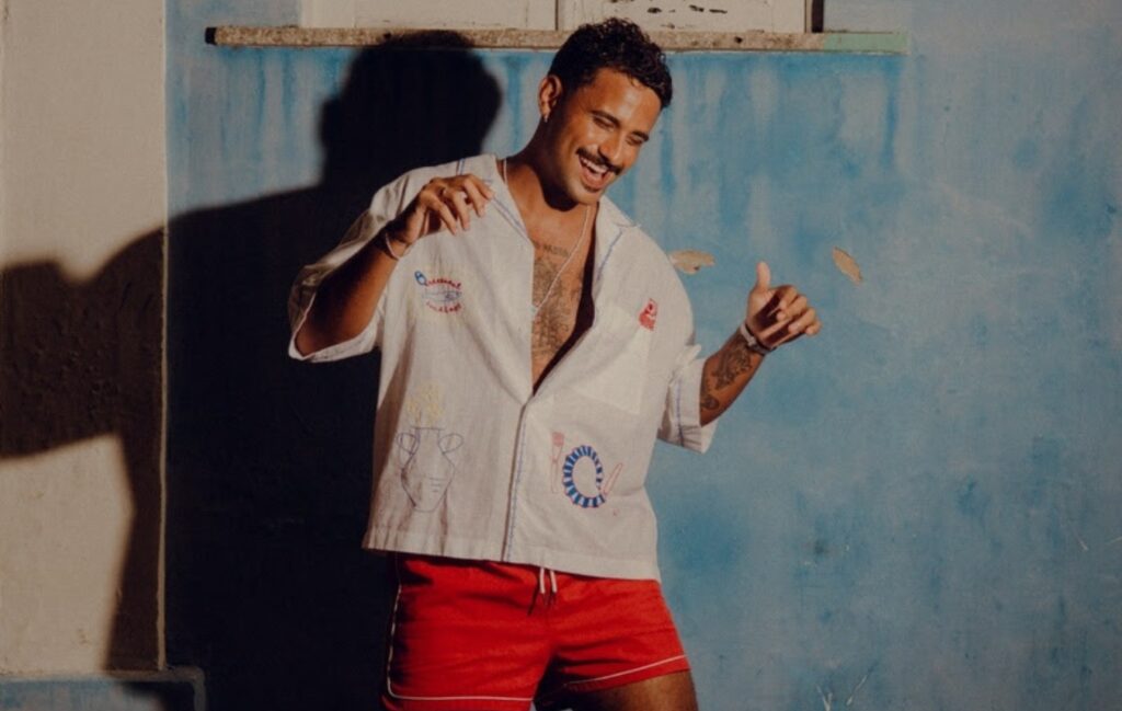 Lucas Pizane, ex-participante do BBB 24, assume os vocais da banda Duas Medidas para a temporada de verão 2026/2027.