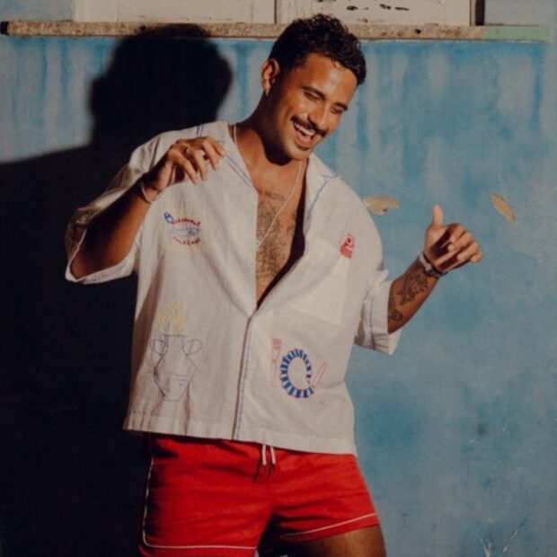 Lucas Pizane, ex-participante do BBB 24, assume os vocais da banda Duas Medidas para a temporada de verão 2026/2027.