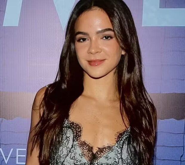 Mel Maia escolheu vestido em estilo camisola para pré-estreia de “Medley”