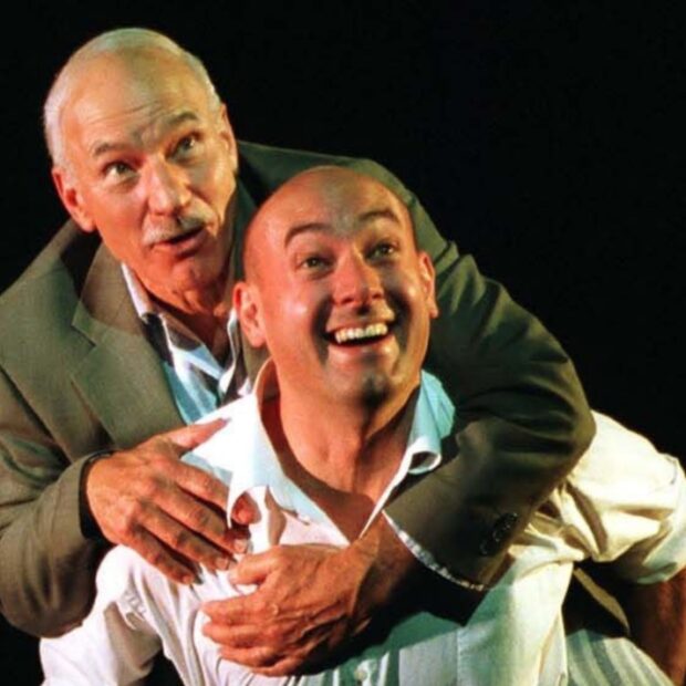 Daniel Stewart compartilhou uma fotografia antiga em que aparece carregando o pai, Patrick Stewart, nas costas.