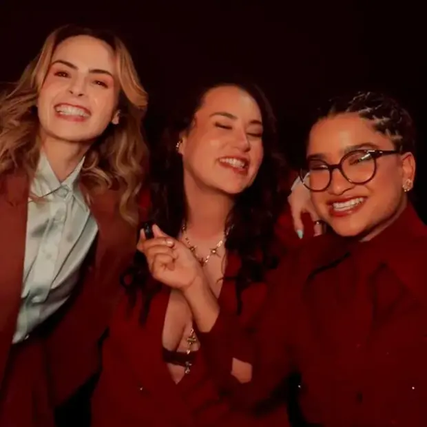 Ana Paula Renault e Milena cantaram juntas durante a gravação da vinheta de fim de ano da Globo.
