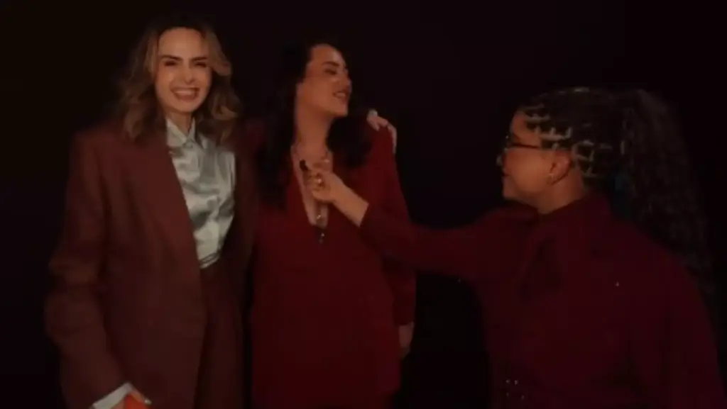 A campeã do BBB 26, Ana Paula Renault, participou de um momento descontraído ao lado de Milena nos bastidores da emissora.